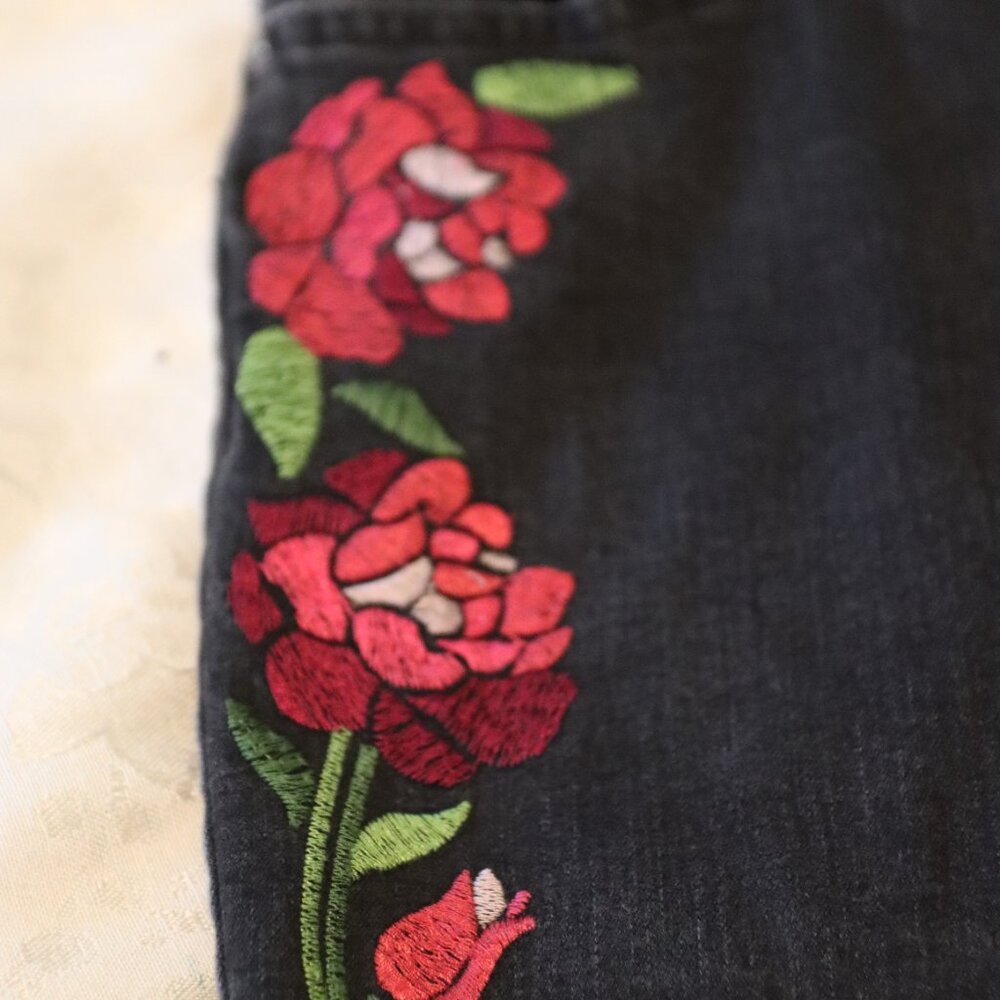 Gloria Vanderbilt Amanda Harvest Rose Black Floral Embroidered Jeans 12 Short - Picture 6 of 16